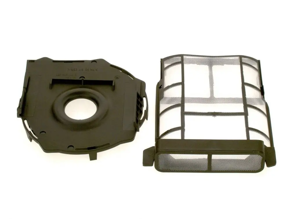 Zwei BOSCH Filter, ein runder Filter mit einem zentralen Loch und ein rechteckiger, mit einem Netzgewebe. Beide Teile bestehen aus Kunststoff und sind schwarz.